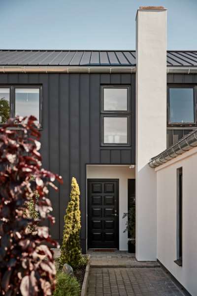 A very fine roof and façade solution on Funen, Strandvej 54B, Ballen, 5762 Vester Skerninge